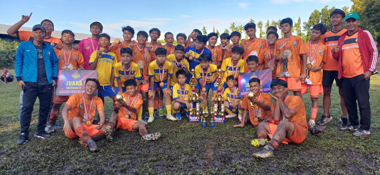 Siswa SSB Kapuas Khatulistiwa setelah berhasil meraih juara 1 Kalbar United Cup 2024, foto bersama tim pelatih dan official.