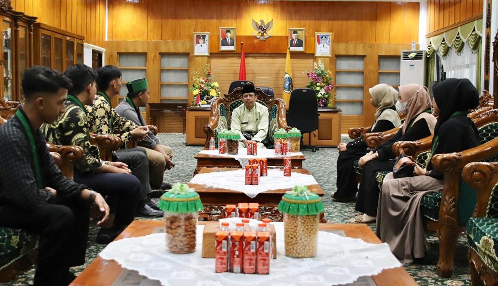 TERIMA KUNJUNGAN: Penjabat Bupati Drs H Ismail, MM saat menerima audiensi Pengurus HMI Mempawah.