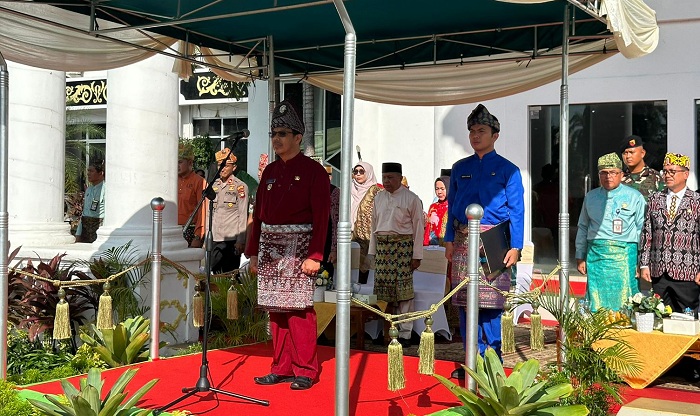 UPACARA: Pj Bupati Ismail memimpin upacara peringatan Hari Jadi ke-65 Kabupaten Mempawah.