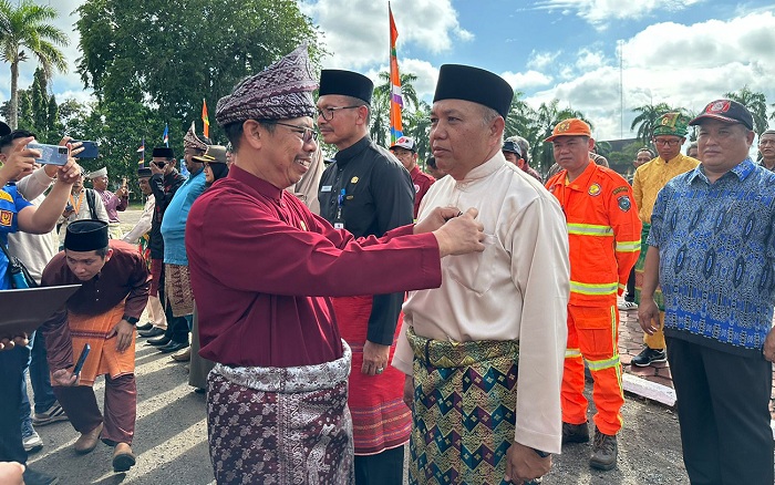 SATYA LENCANA: Pj Bupati Ismail menyematkan Satya Lencana Karya Satya kepada Pj Sekda.