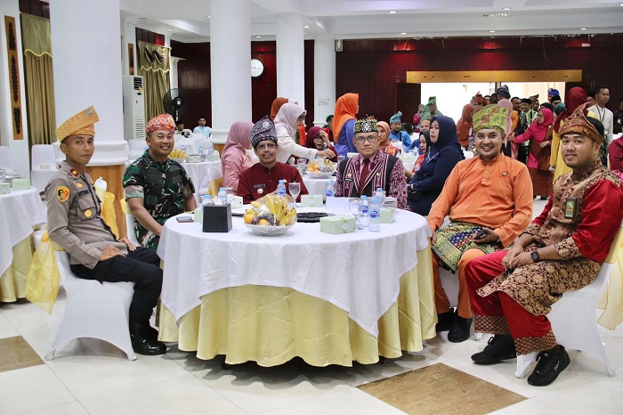 RAMAH-TAMAH: Pj Bupati Ismail bersama para pejabat saat menghadiri ramah-tamah.