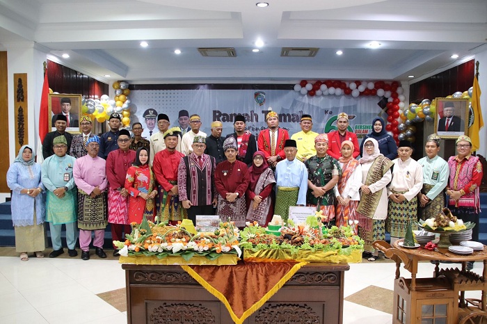 FOTO BERSAMA: Pj Bupati Ismail beserta para pejabat dan tamu undangan dalam acara ramah-tamah.