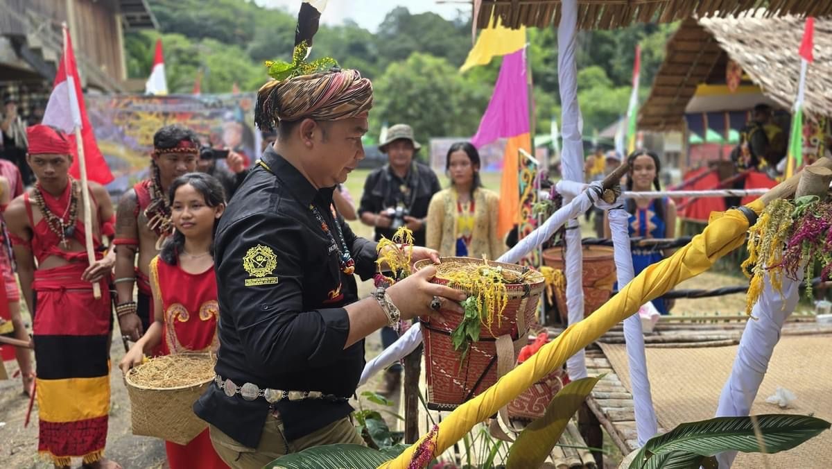 PEMBUKAAN GAWAI: Sekda Ketapang, Alexander Wilyo, Membuka Gawai Nyapat Tahun XIII di Simpang Hulu, Sabtu (6/7).