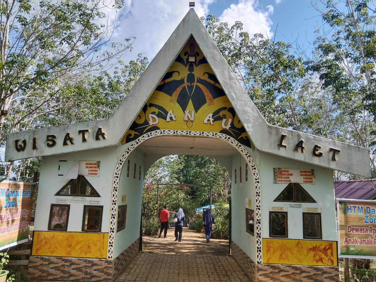 Wisata Alam Danau Laet Tayan Sanggau.