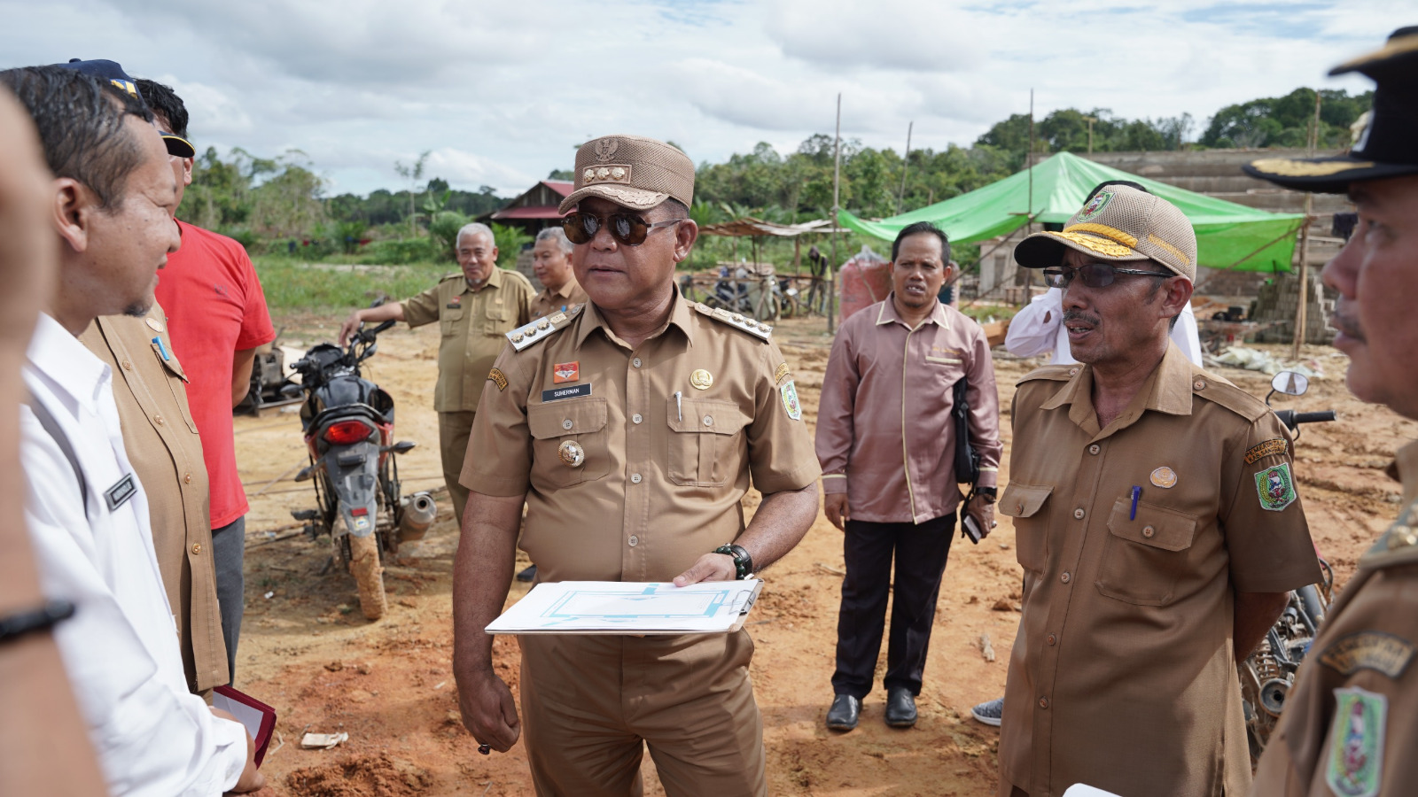 TINJAU: Pj Bupati Sanggau Suherman saat mengecek progres lokasi MTQ XXXII Kabupaten Sanggau di Kecamatan Toba, belum lama ini.