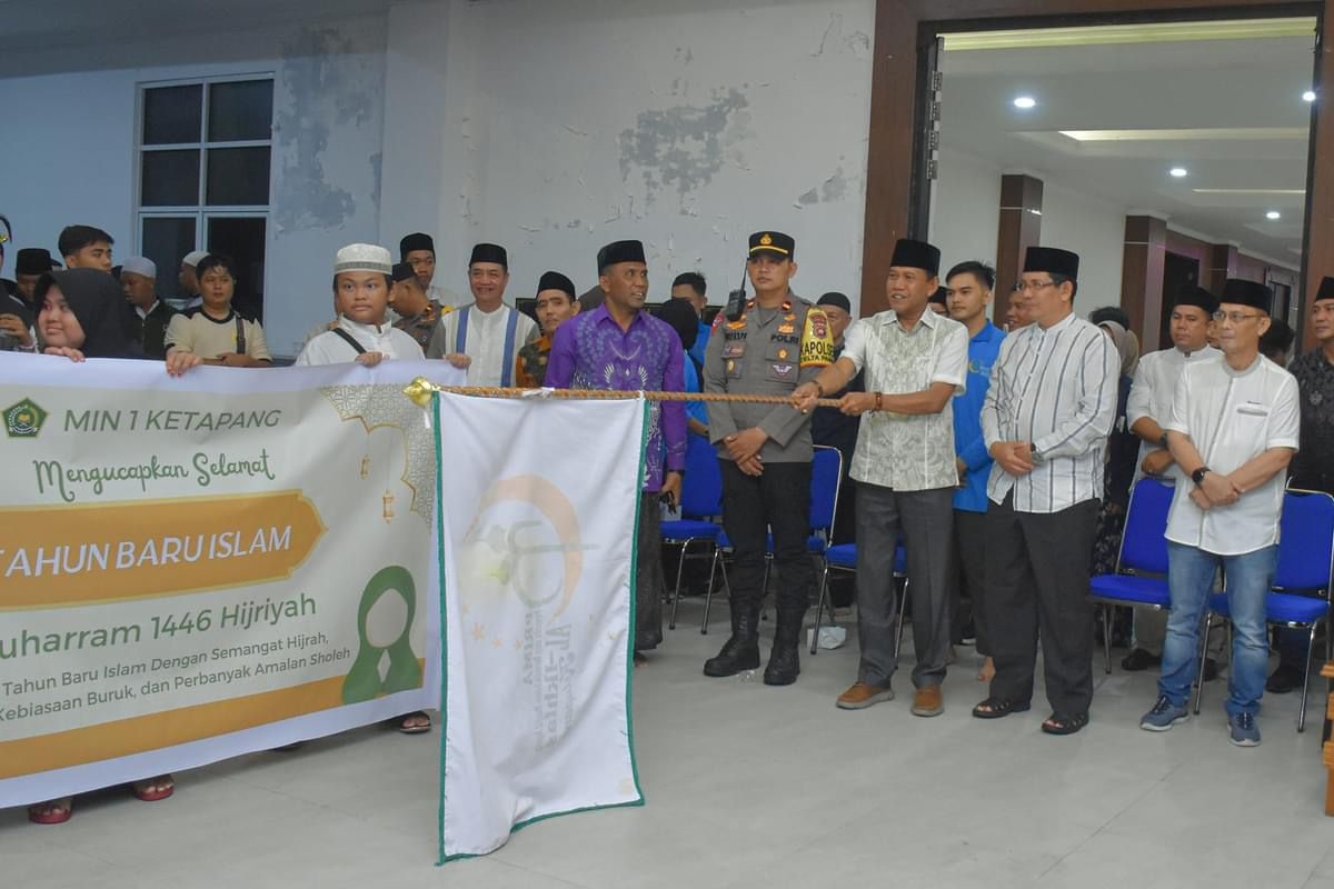 PAWAI OBOR: Wakil Bupati Ketapang, Farhan, melepas peserta pawai taaruf dalam rangka memperingati malam Tahun Baru Islam di Masjid Agung Al-Ikhlas Ketapang, Sabtu (6/7) malam.