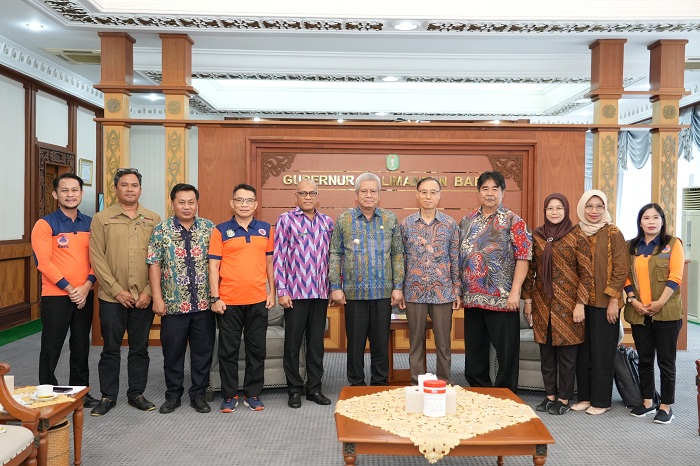 TANGANI KARHUTLA: Pj Gubernur Harisson foto bersama guru besar IPB Prof. Dr. Ir. Bambang Hero Suharjo, dan IAM EDU Networks Korea Selatan Prof. Chung Bong Hyup beserta tim, Kamis (4/7).