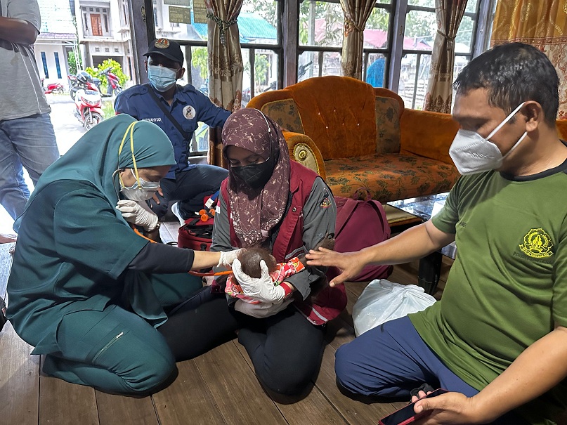 Tim medis  dari YIARI saat melakukan pemeriksaan bayi orangutan yang ditemukan warga.