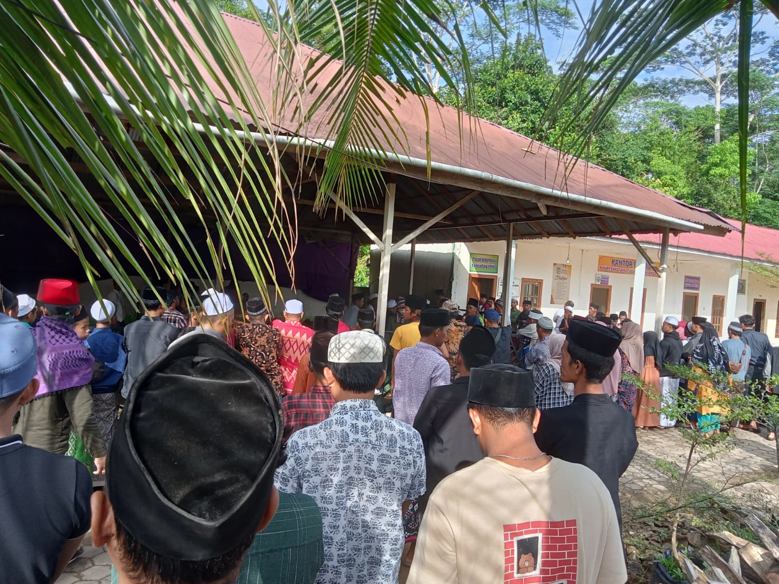 HADIRI PEMAKAMAN: Warga sekitar Desa Sungai Ambangah menghadiri pemakaman santri yang ditemukan meninggal tenggelam di Sungai Kapuas.