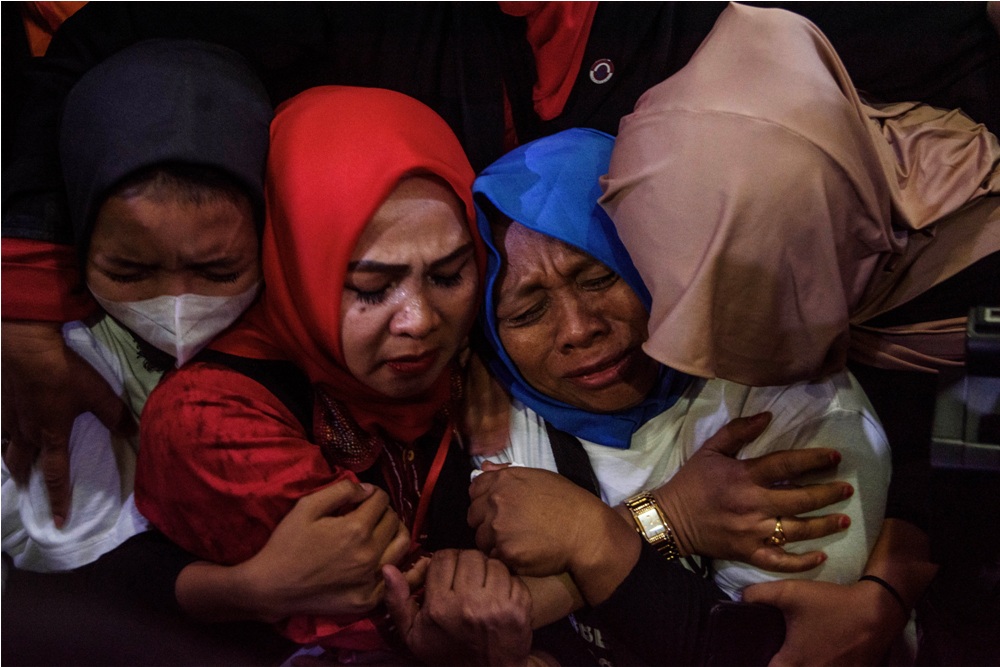 Kerabat dan tim kuasa hukum memeluk orang tua Pegi Setiawan Kartini (kedua kanan) saat mendengarkan putusan gugatan praperadilan Pegi Setiawan dalam sidang di Pengadilan Negeri Bandung, Jawa Barat.