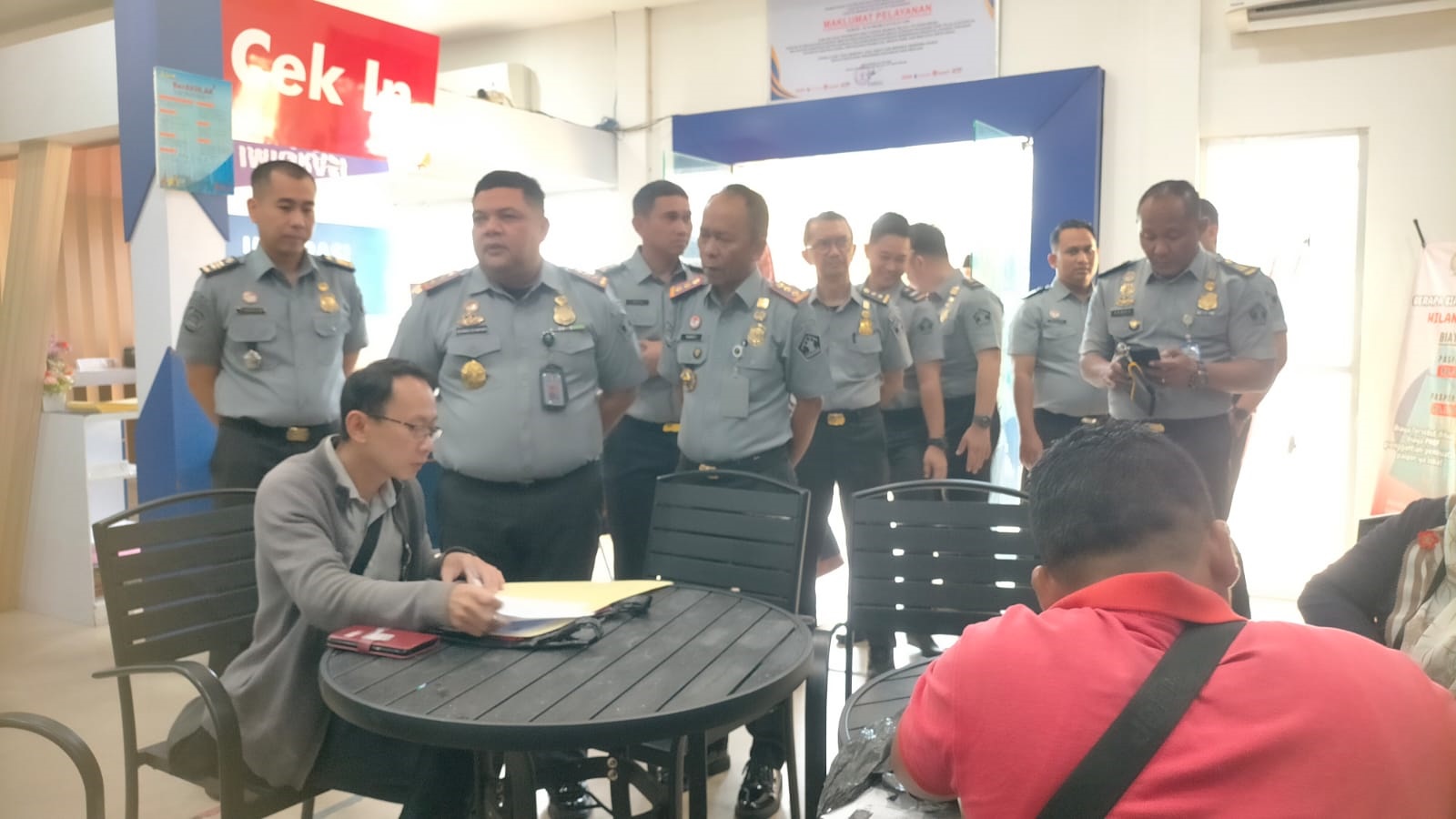 TINJAU : Kakanwil Kemenkumham Kalbar, M Tito Andrianto meninjau pelayanan paspor di Kantor Imigrasi Singkawang, Senin (8/7).