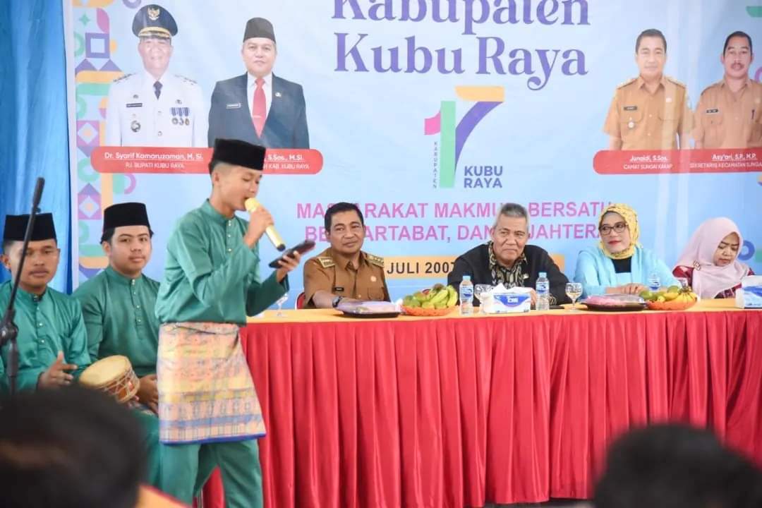 HADIR: Pj Bupati Kubu Raya, Syarif Kamaruzaman memberikan arahan saat menghadiri serangkaian kegiatan dalam rangka memperingati HUT ke-17 Kabupaten Kubu Raya di Aula Kantor Camat Sungai Kakap.