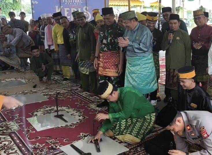 LOMBA: Istana Alwatzikhoebillah menggelar Festival Merindu Keris, Senin (9/7). Salah satu kegiatannya adalah lomba memberdirikan keris.
