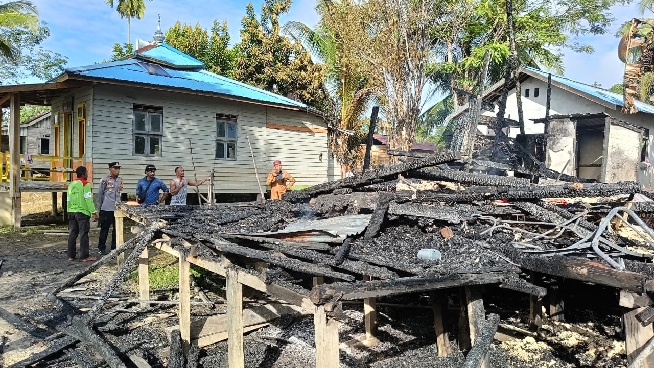 HANGUS : Kebakaran rumah di Dusun Betung Sari Desa Ampar Bedang Kecamatan Binjai Hulu pada Minggu (7/7) dini hari.