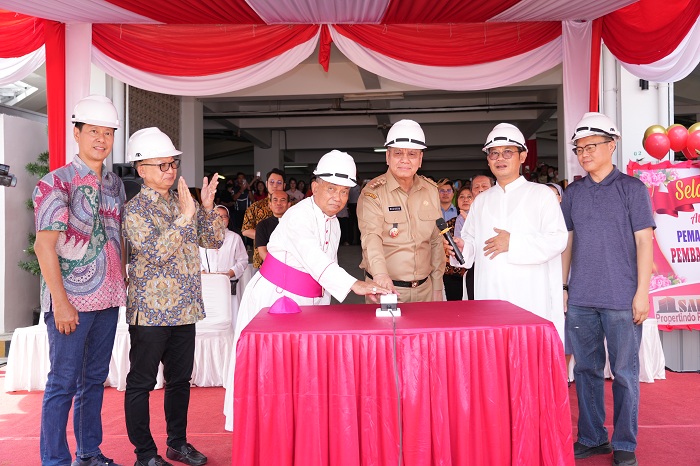 PEMBANGUNAN: Harisson bersama Uskup Agung Pontianak MGR. Agustinus Agus menekan tombol sirine tanda pemancangan Gedung Pasifikus Paroki Katedral ST. Yosef Pontianak, Selasa (9/7).