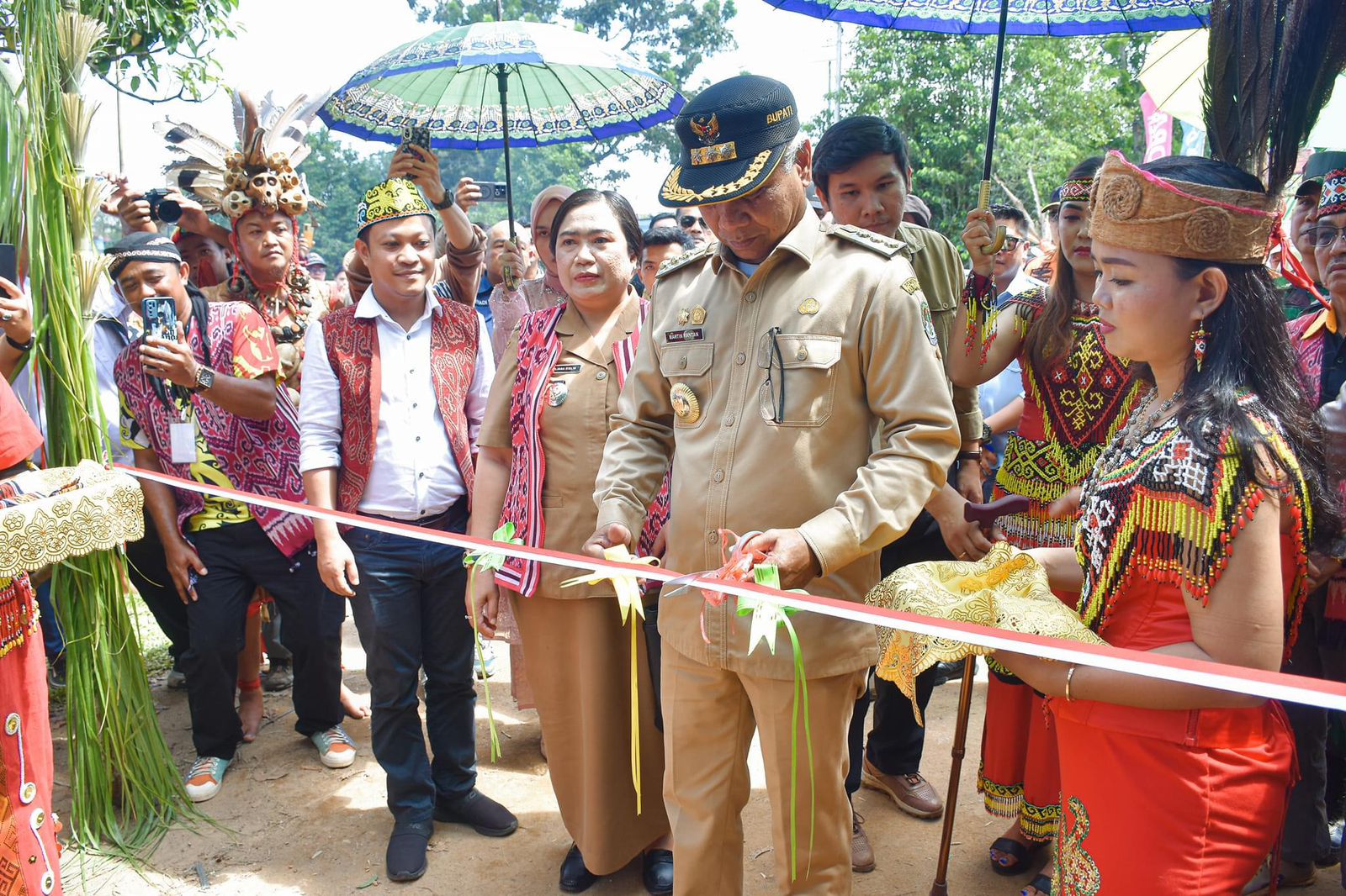 BUKA FESTIVAL: Bupati Ketapang, Martin Rantan membuka festival seni budaya di Desa Balai Pinang, Simpang Hulu, Selasa (9/7).