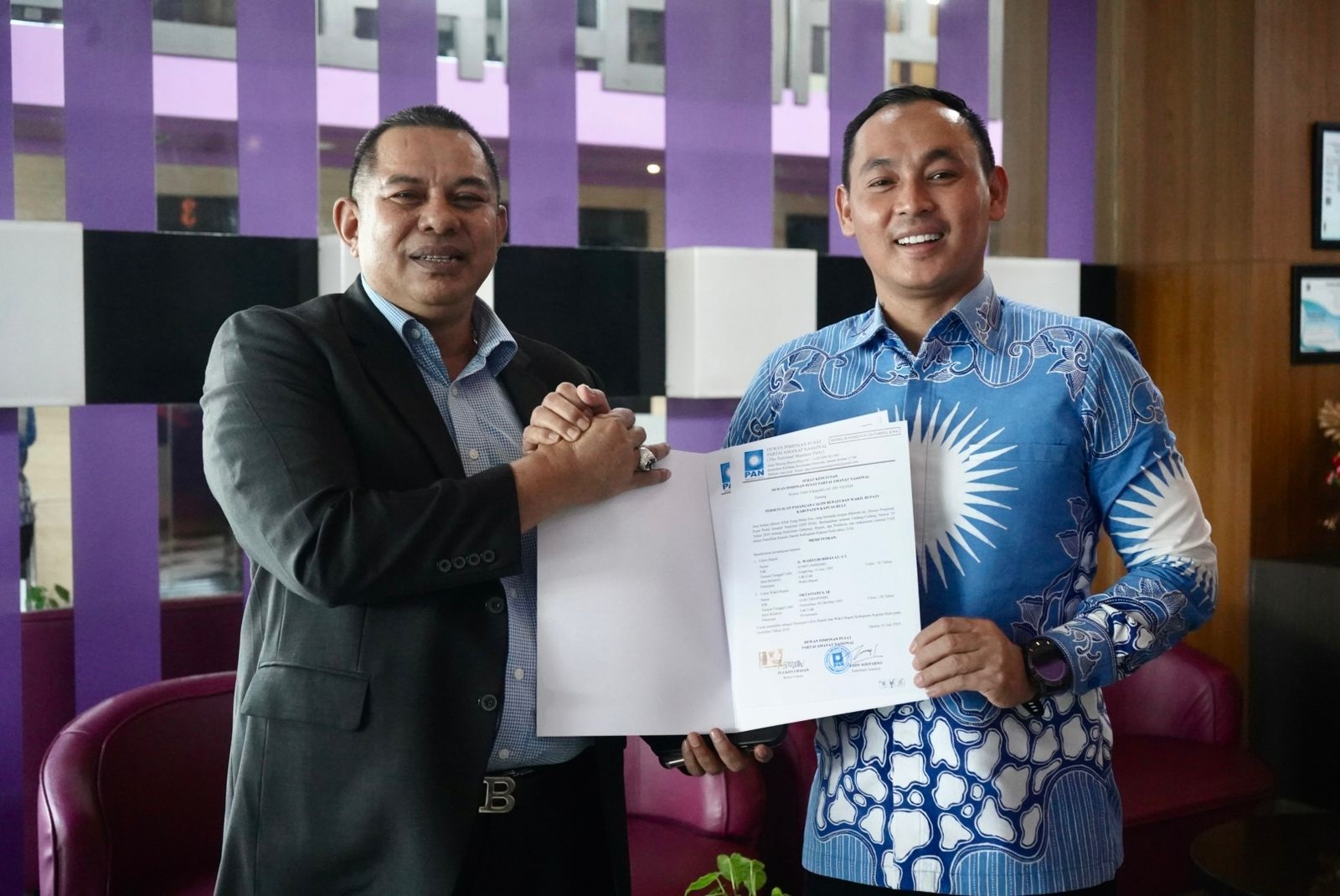 REKOMENDASI: Wahyudi Hidayat saat menerima SK PAN untuk pencalonan dirinya sebagai Calon Bupati Kapuas Hulu.