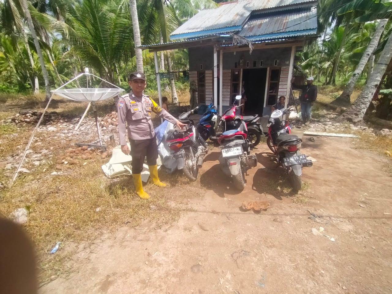 TUNJUKKAN: Petugas Kepolisian saat menunjukkan sepeda motor yang dipakai oleh koraban OG, korban yang tewas tersetrum Dusun Parit Timur, Kecamatan Teluk Pakedai pada Selasa (9/7).