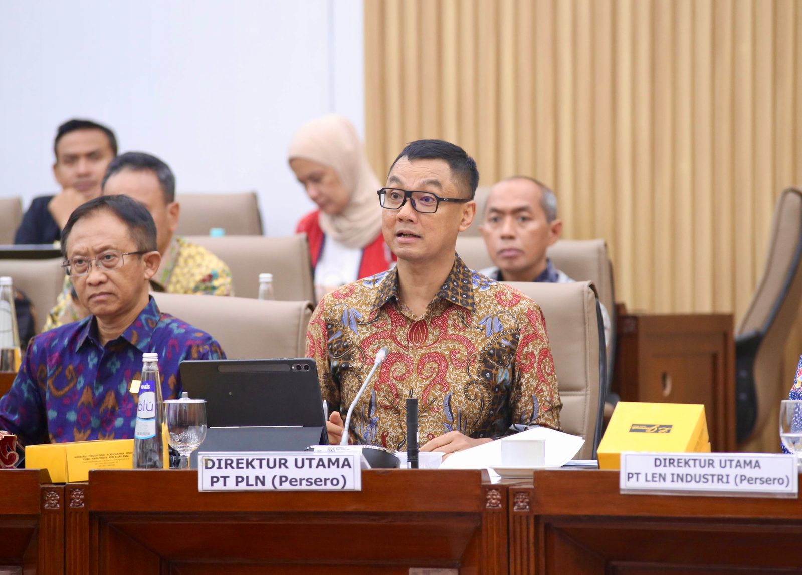 Direktur Utama PLN Darmawan Prasodjo (kanan) menyampaikan, PLN bersama dengan Pemerintah berkomitmen penuh untuk mewujudkan pemerataan listrik hingga ke seluruh pelosok tanah air.