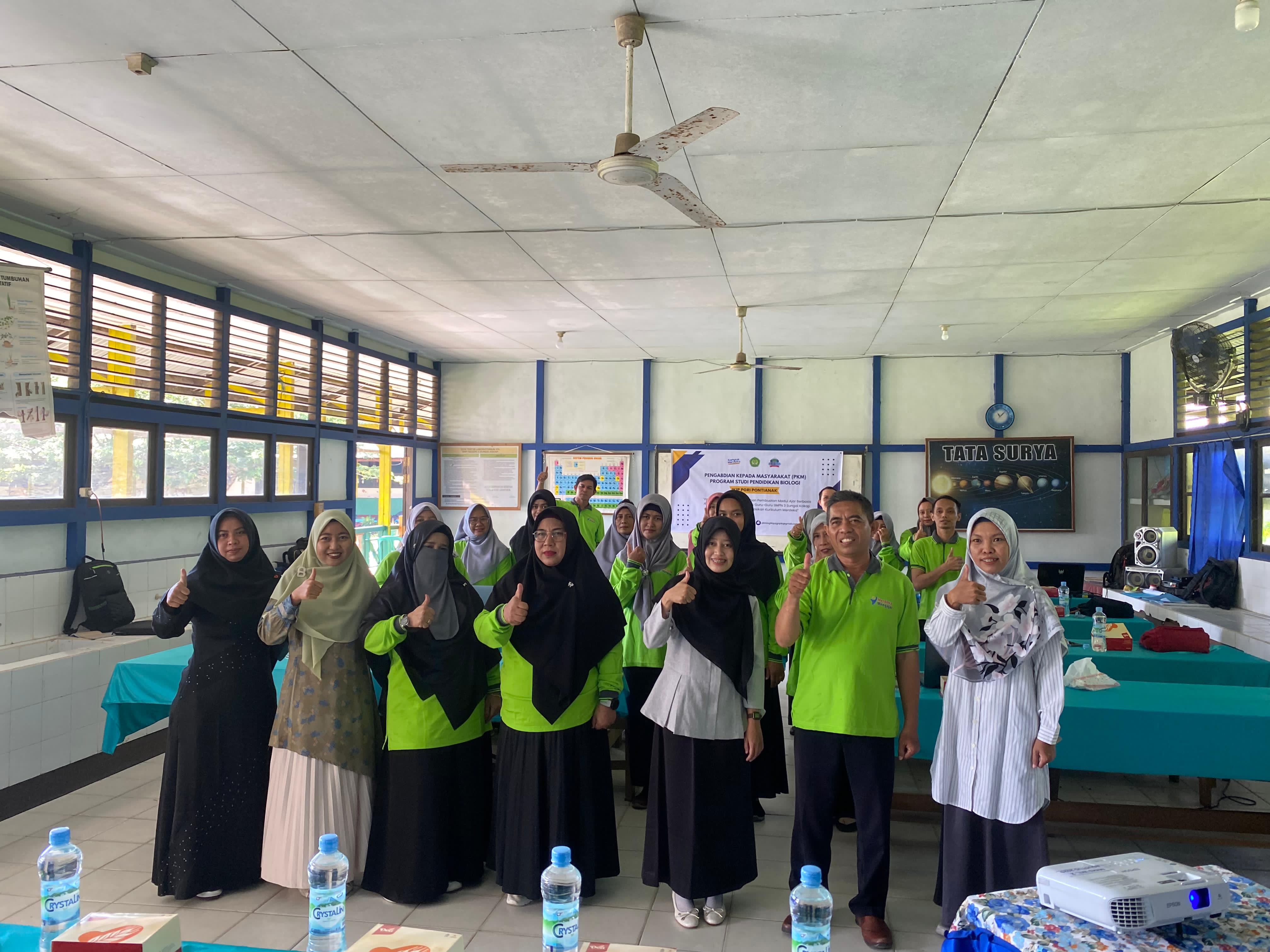 Dosen Prodi Pendidikan Biologi UPGRI, Kepala Sekolah dan Guru SMPN 3 Sungai Kakap pada saat kegiatan pembukaan pelatihan.