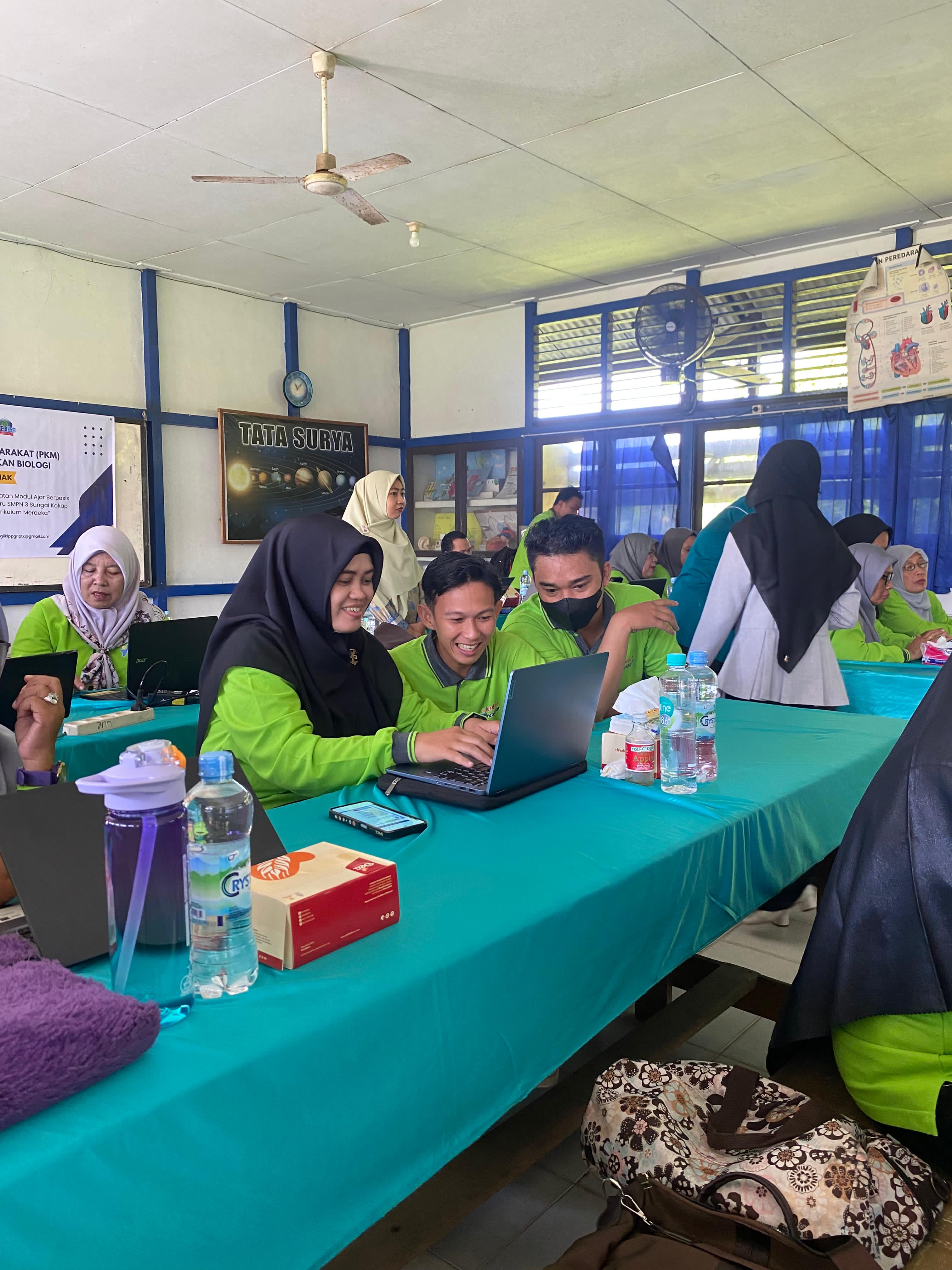 Guru-guru sangataAntusias membuat modul ajar berbasis AI.