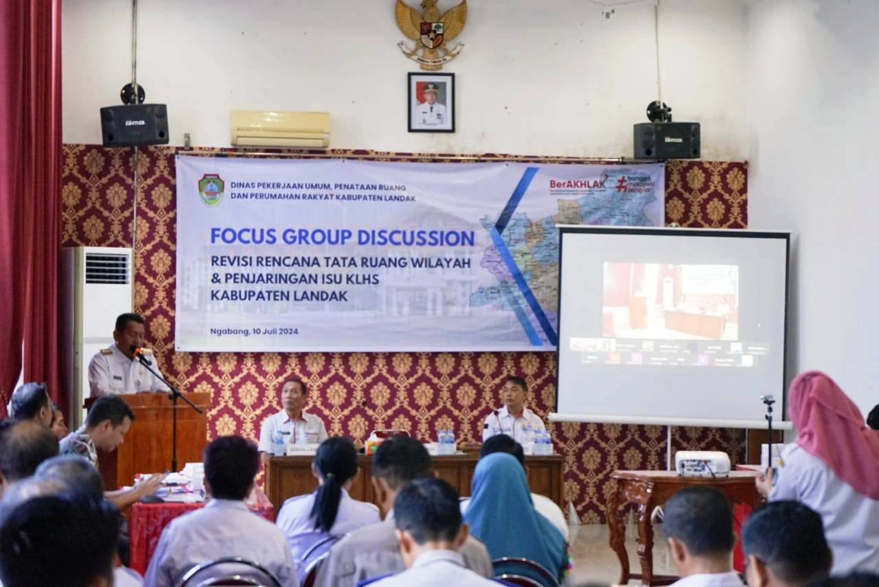 BUKA FGD: Pj Bupati Landak Gutmen Nainggolan membuak FGD Revisi RTRW di Aula Kecil Kantor Bupati Landak, Rabu (10/7).