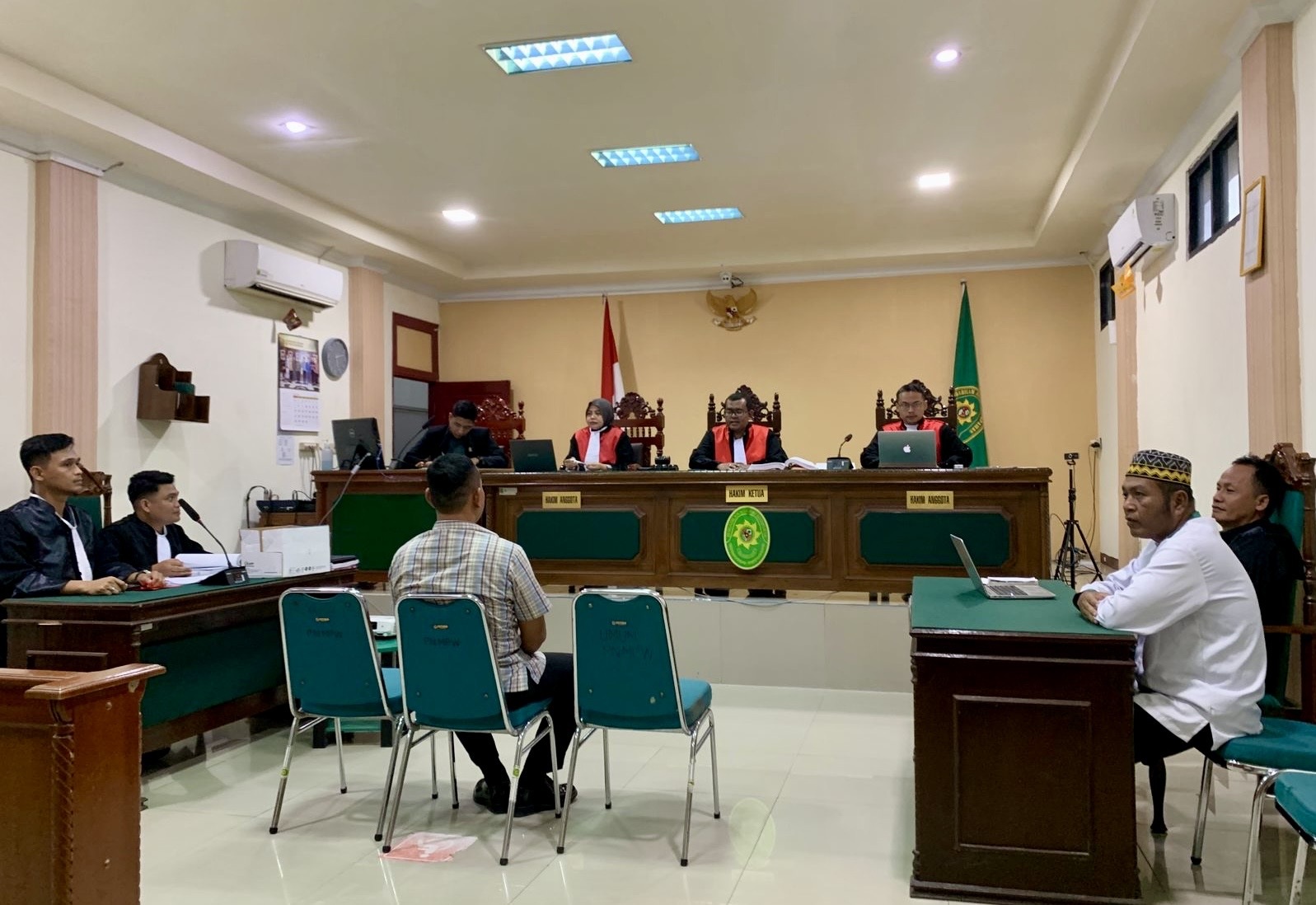 Pengadilan Negeri Mempawah saat menghadirkan dua anggota TNI sebagai saksi dalam perkara perniagaan 109,5 Kg sisik trenggiling.