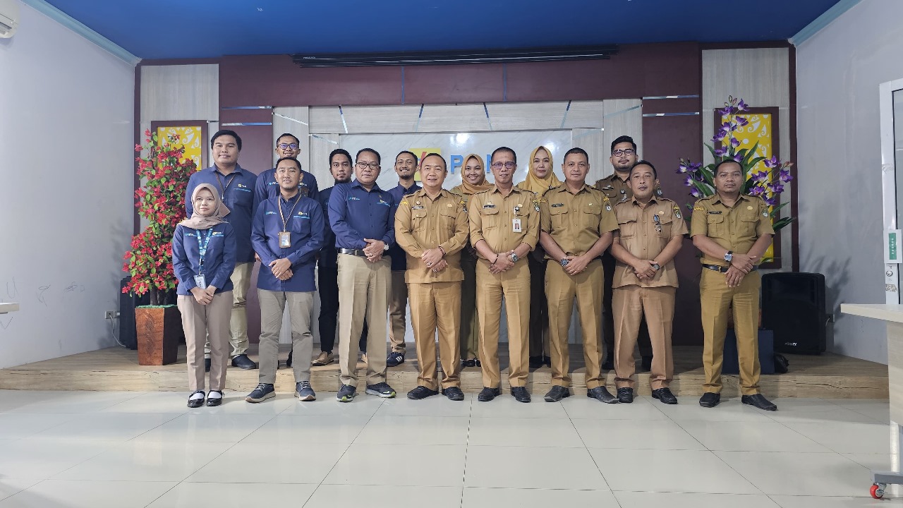 Foto bersama pegawai PLN UP3 Ketapang dengan Pemda Kabupaten Ketapang dalam kegiatan kunjungan kerja.