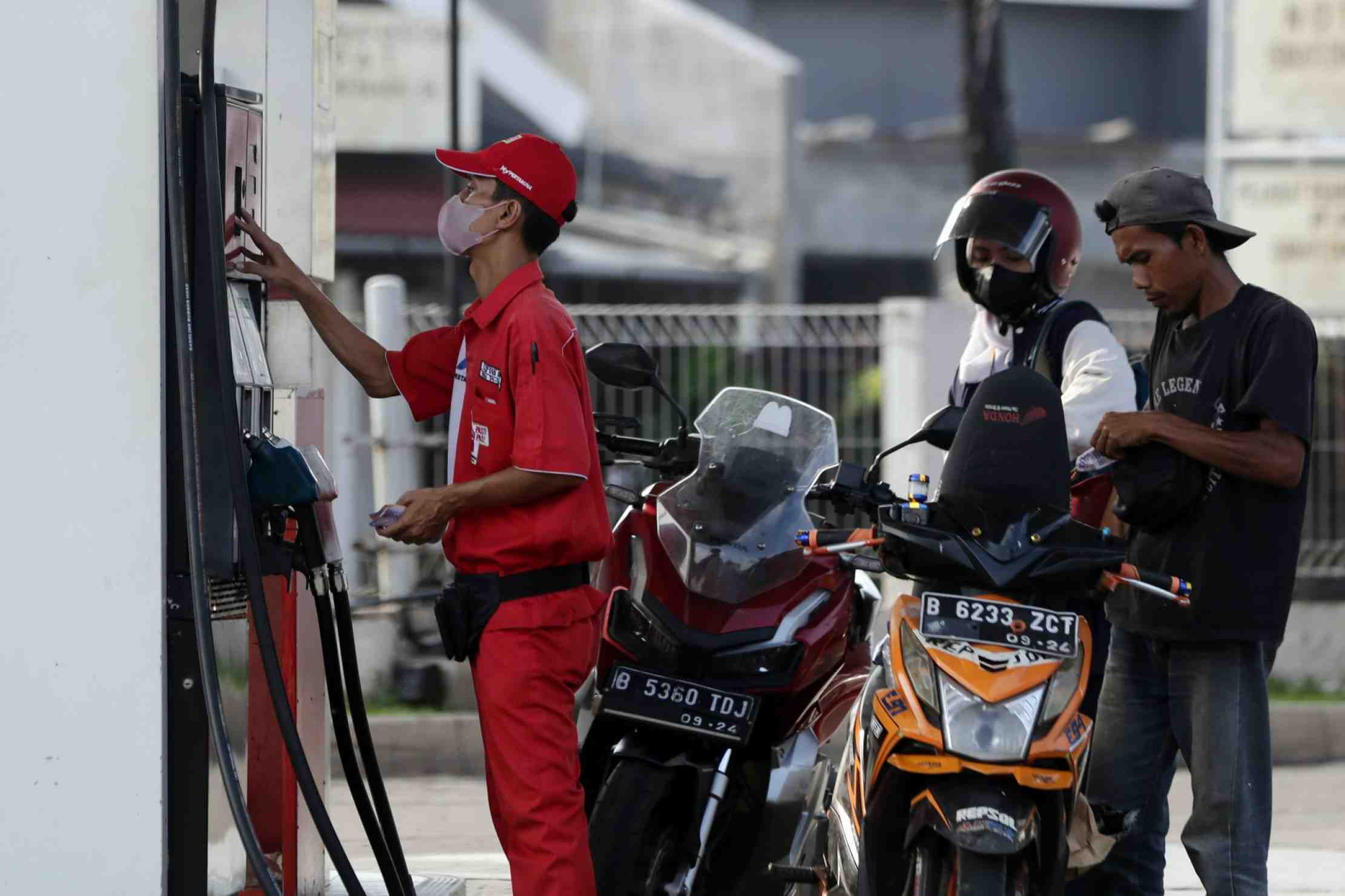 Petugas melayani pembeli di salah satu SPBU, beberapa waktu lalu. Pemerintah berencana akan membatasi pembelian pertalite untuk mengurangi subsidi BBM.