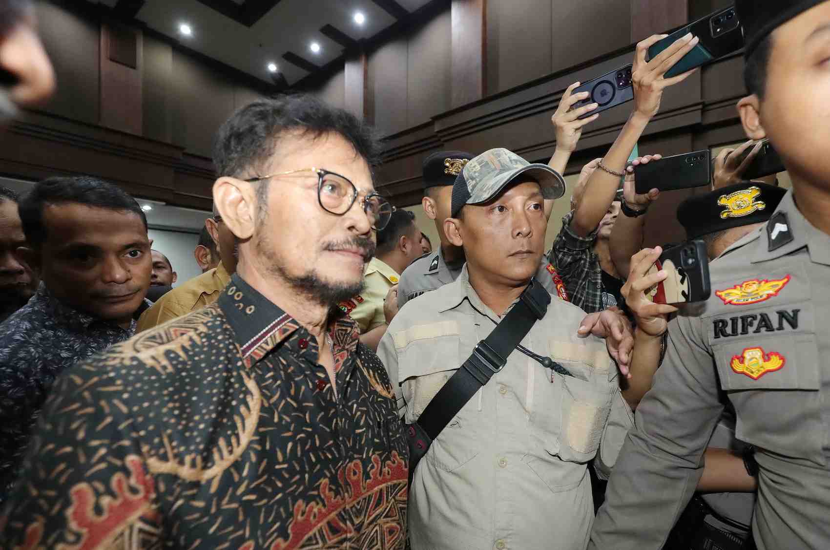 Terdakwa kasus dugaan pemerasan dan gratifikasi di Kementan, Syahrul Yasin Limpo menyapa kerabatnya sebelum menjalani sidang putusan di Pengadilan Tipikor Jakarta, Kamis (11/7).