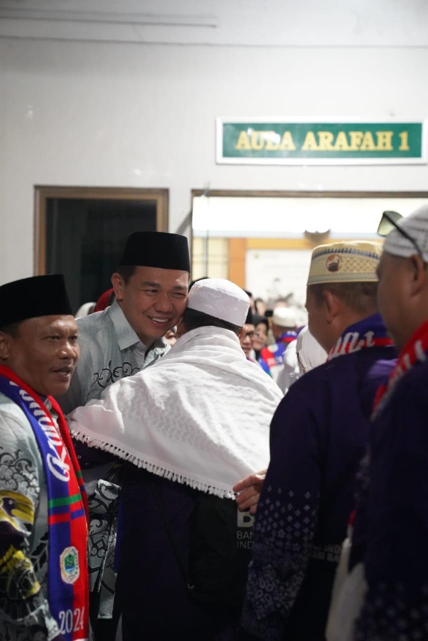 JEMAAH : Bupati Sis saat menyambut kedatangan jemaah haji asal Kapuas Hulu di Batam.