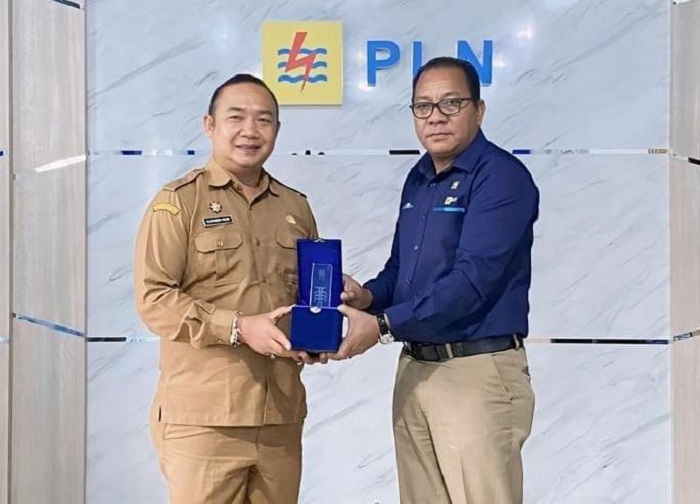 CENDERAMATA: Sekda Ketapang, Alexander Wilyo, menerima cenderamata saat berkunjung ke PLN UP3 Ketapang, Selasa (9/7) lalu.