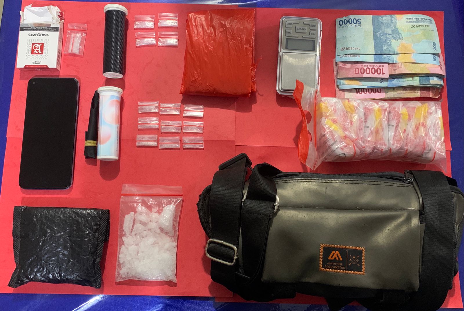 Barang berupa sabu dan lainnya yang disita kepolisian dari pelaku berinisial RA.