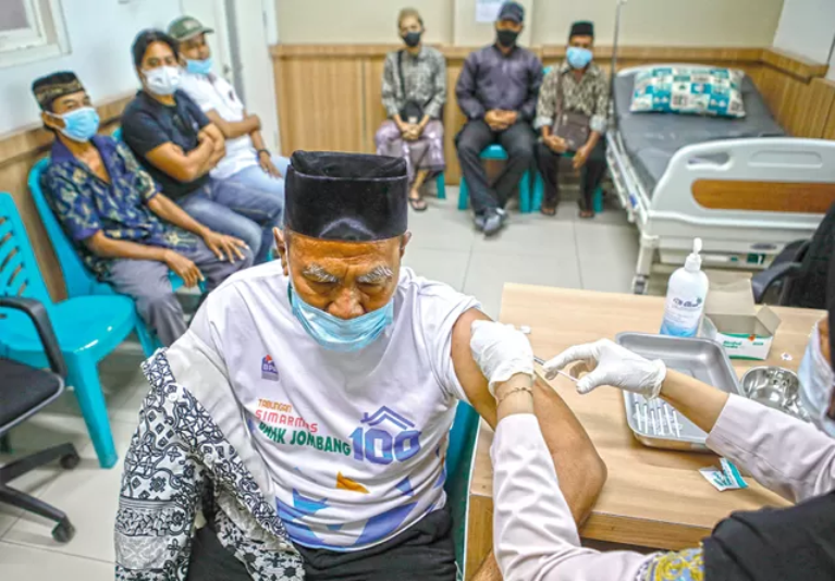 Sejumlah warga mengantre untuk mendapatkan vaksinasi meningitis yang kini jadi salah satu syarat umrah.