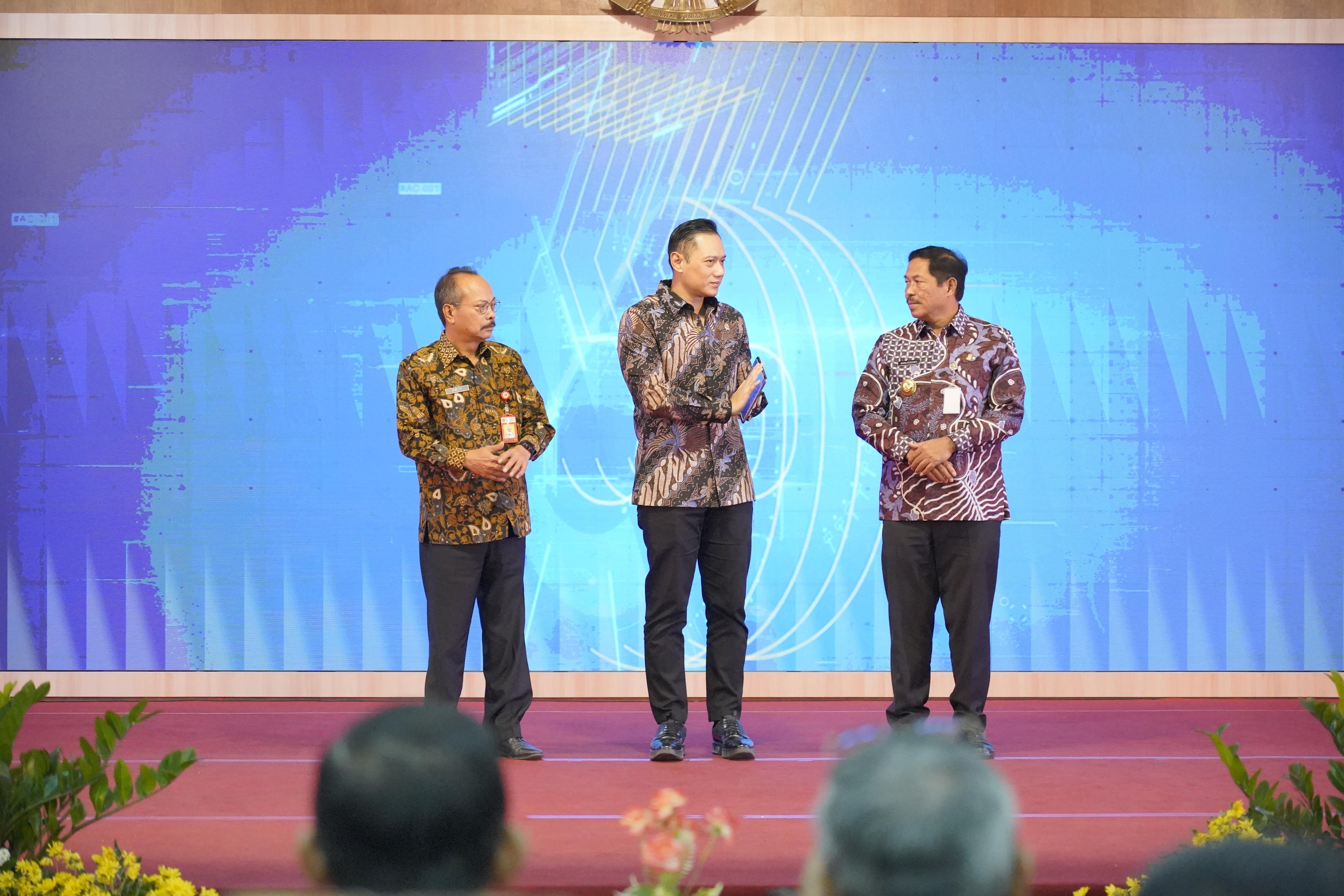 AHY bersama Pj. Gubernur Jawa Tengah, Nana Sudjana dan Kepala Kantor Wilayah (Kanwil) BPN Provinsi Jawa Tengah, Dwi Purnama meresmikan Implementasi Sertipikat Tanah Elektronik.