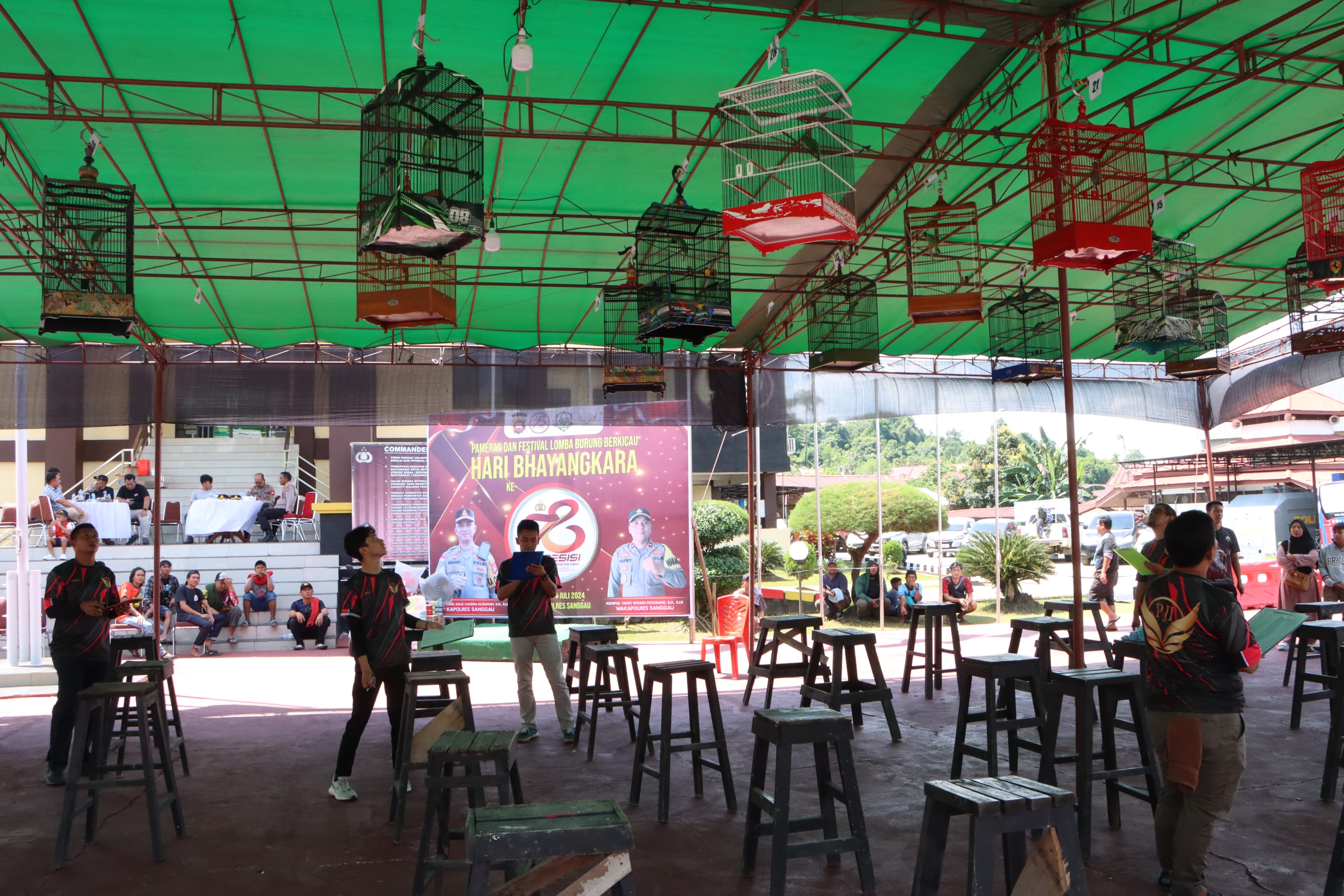 Polres Sanggau saat menggelar festival burung berkicau.