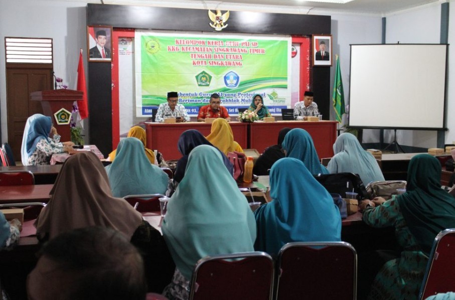 PEMBINAAN: Kegiatan pembinaan dalam Pertemuan KKG Pendidikan Agama Islam SD tingkat Kecamatan Singkawang Timur, Tengah, dan Utara.