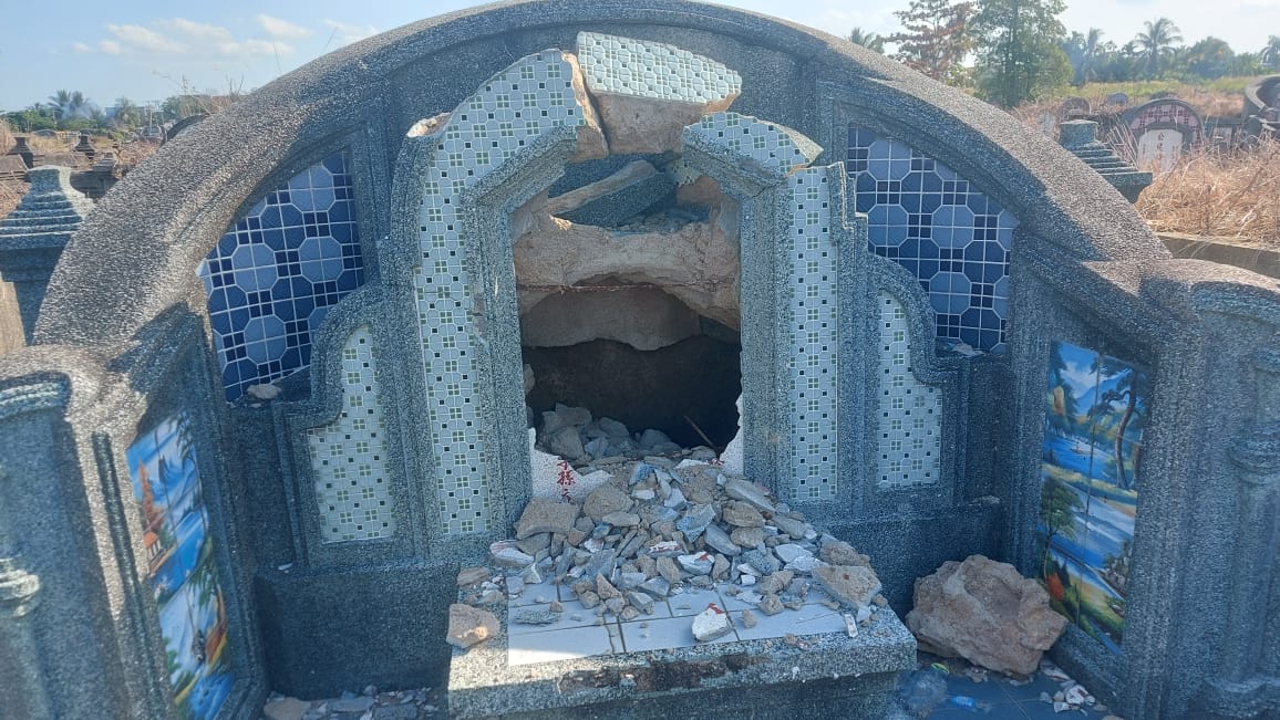 Sejumlah makam di komplek pemakaman Tionghoa di Sungai Raya Kubu Raya dirusak orang tak dikenal.