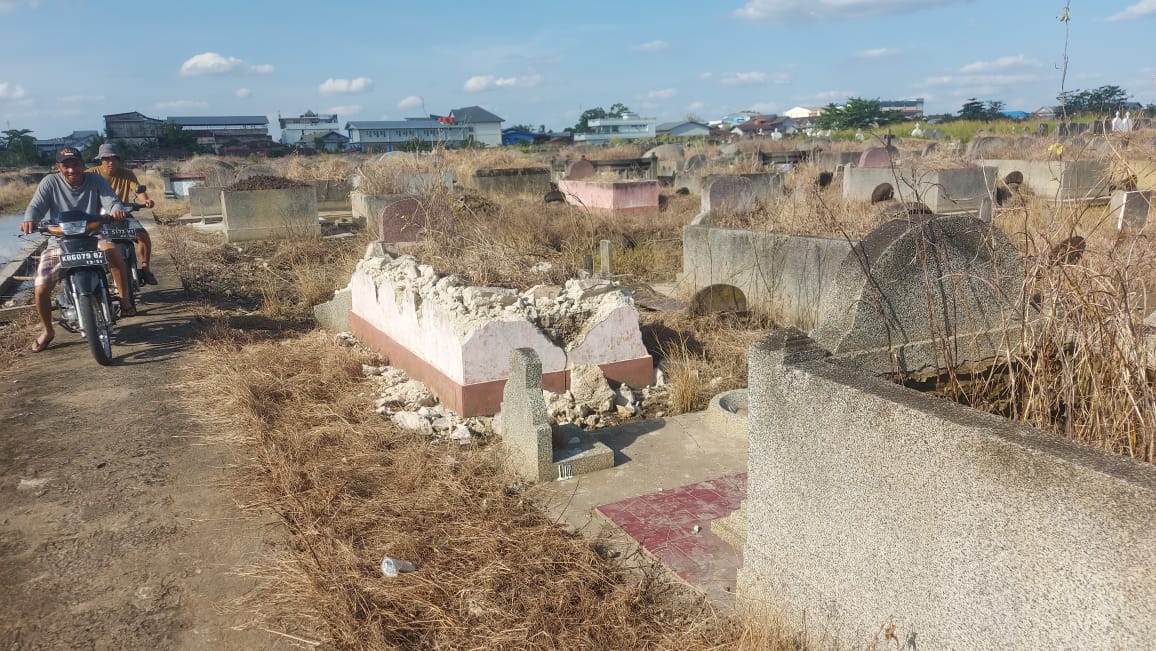 Sejumlah makam Tionghoa sengaja dirusak untuk diambil material berharganya.