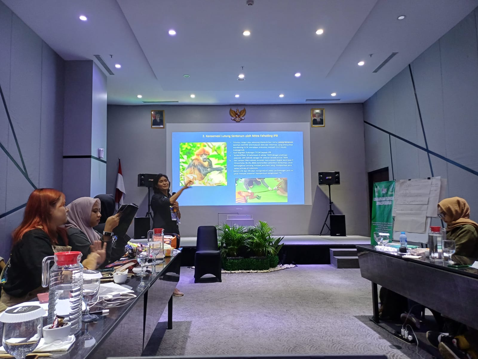 Direktur TFCA Kalimantan, Puspa Dewi Liman memberikan materi bagi para jurnalis Perempuan di Kota Pontianak dan sekitarnya saat Lokakarya terkait isu lingkungan yang inklusif dan berkelanjutan.