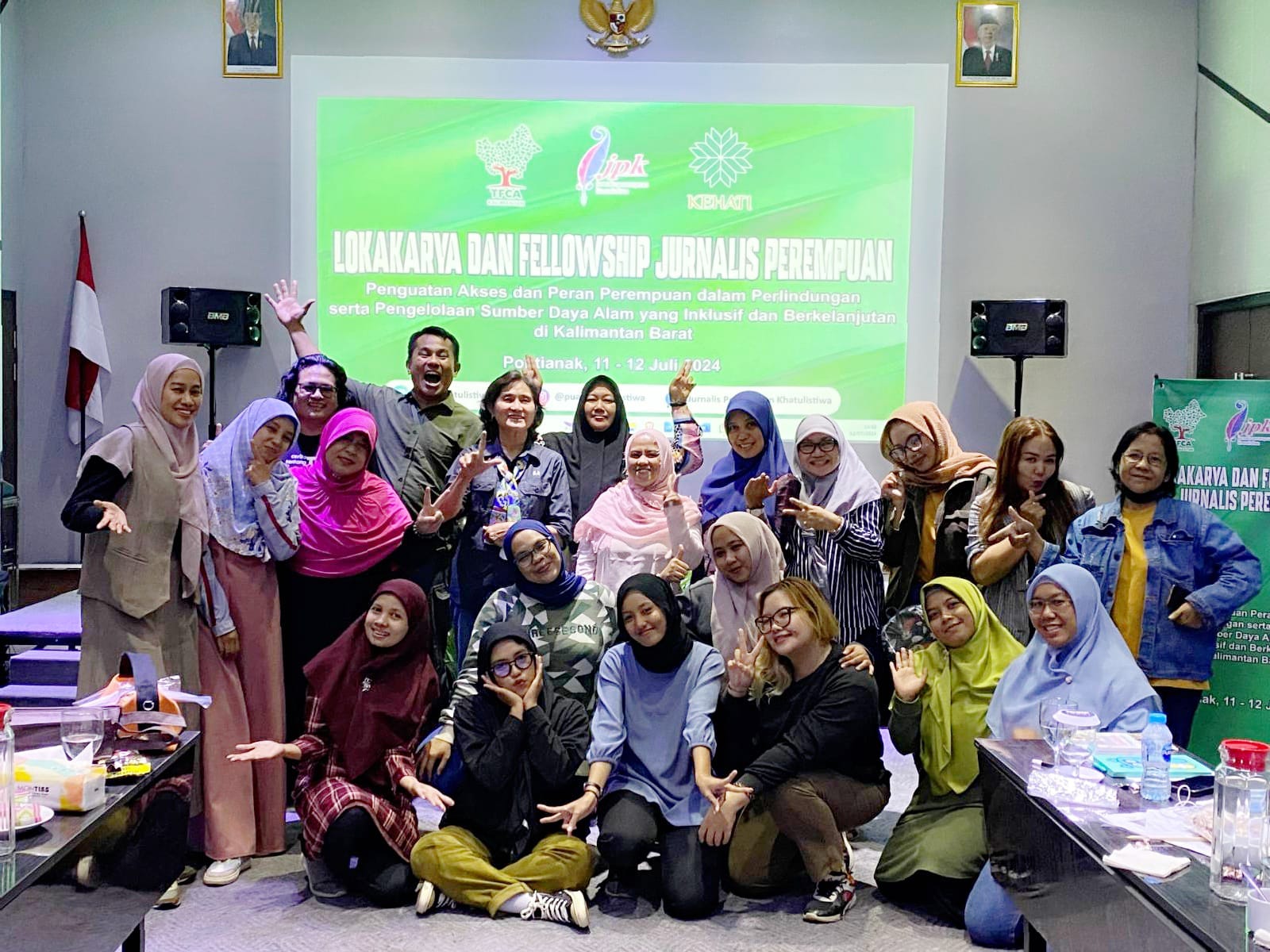 Belasan jurnalis perempuan berfoto usai Lokakarya terkait isu lingkungan yang inklusif di Kalimantan Barat.