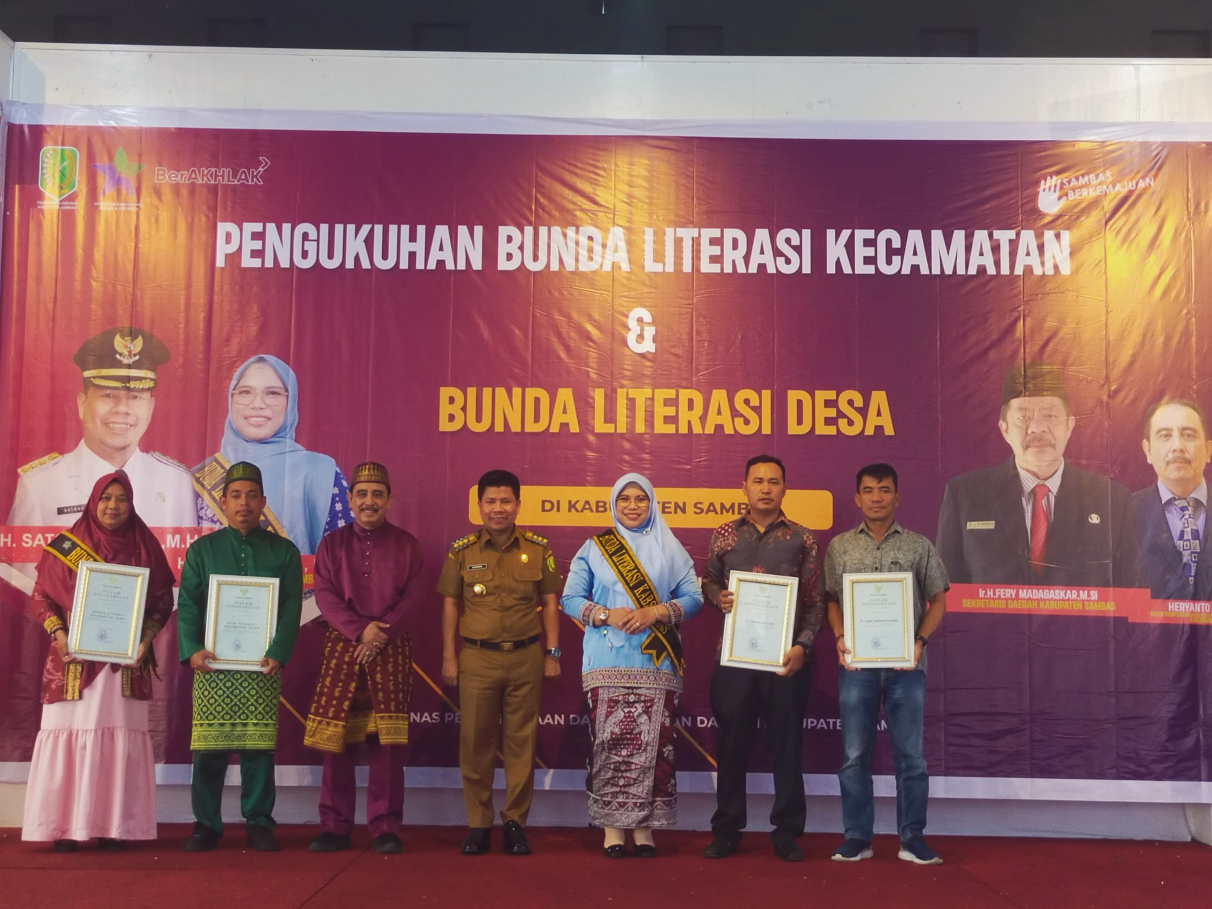 PENGHARGAAN: Pengukuhan Bunda Literasi tingkat Kecamatan dan tingkat Desa se-Kabupaten Sambas.