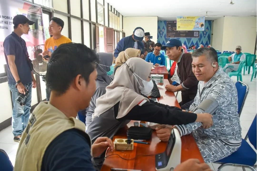 HADIR: Sekda Kubu Raya, Yusran Anizam mengikuti pemeriksaan kesehatan di Halaman Kantor Camat Rasau Jaya, Minggu (14/7).