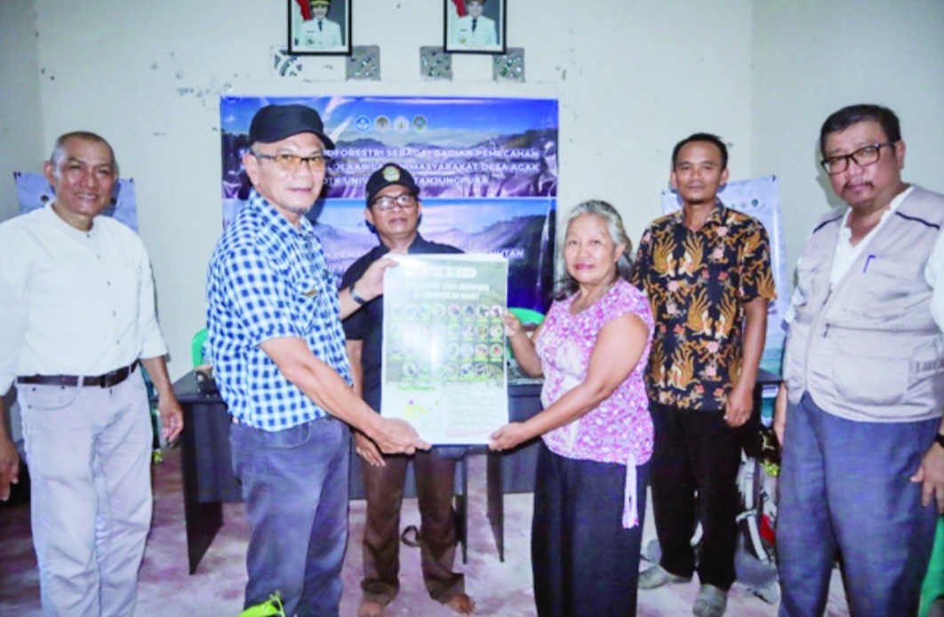 PKM dilaksanakan pada 12 Juli 2024 oleh Fakultas Kehutanan Universitas Tanjungpura (Fahutan Untan) kepada petani hutan di Desa Agak, Kecamatan Sebangki, Kabupaten Landak.