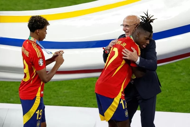 Pelatih Spanyol Luis de la Fuente bersama Nico Williams dan Lamine Yamal setelah laga final UEFA Euro 2024 melawan Inggris di Olympiastadion, Berlin, pada 14 Juli 2024. (AFP/ODD ANDERSEN)
