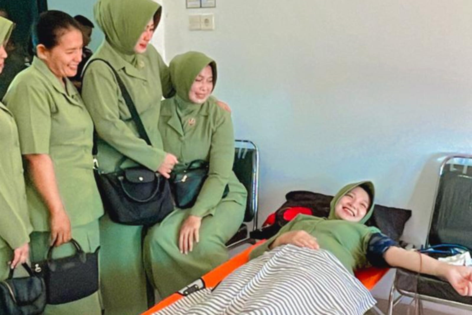 DONOR DARAH: Personel Koramil dan Persit mengikuti kegiatan donor darah di Makodim Landak, Senin (25/7).