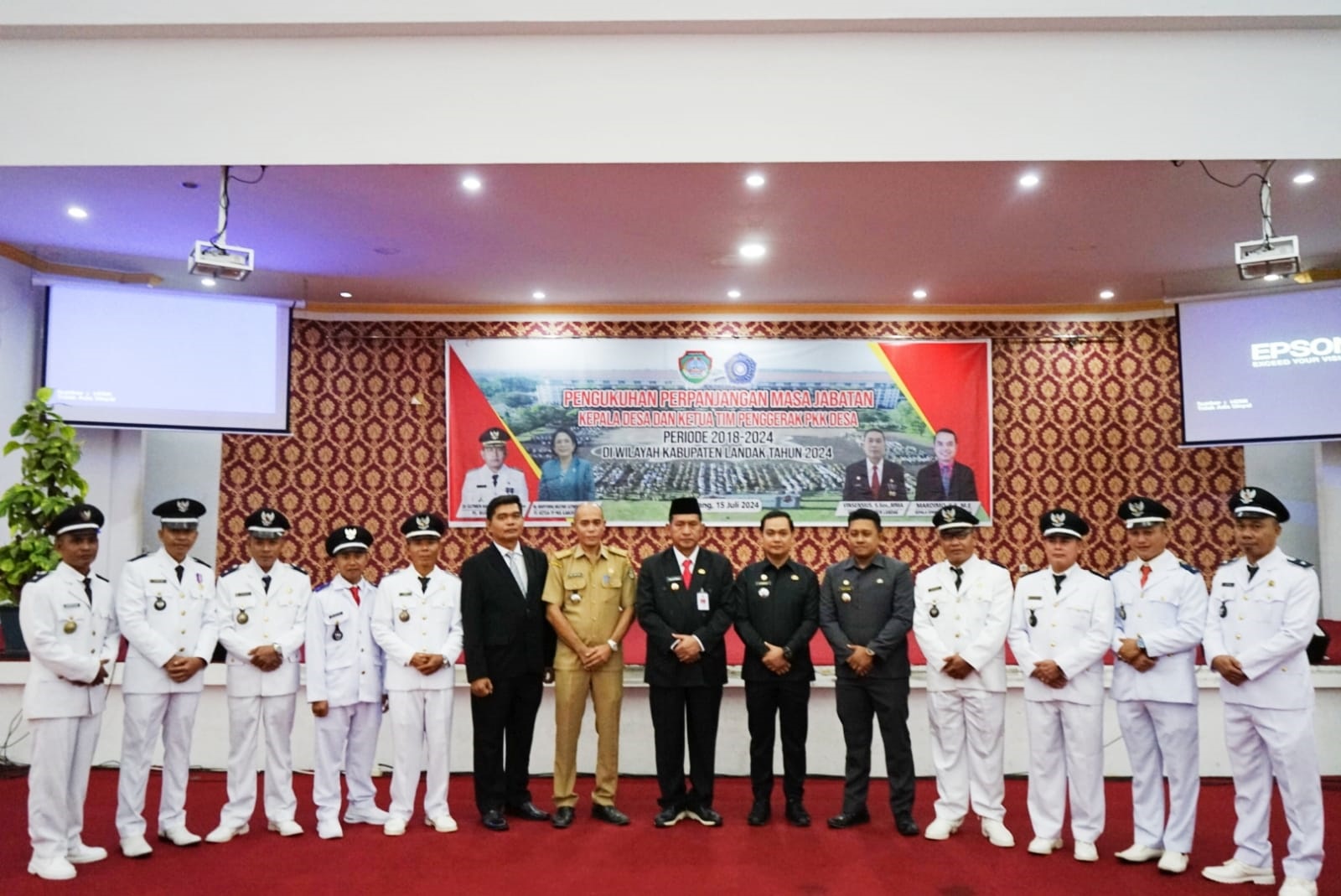 DIKUKUHKAN: Penjabat Bupati Landak Gutmen Nainggolan mengukuhkan sembilan kepala desa perpanjangan masa jabatan di aula kantor bupati Landak pada Senin (15/7).