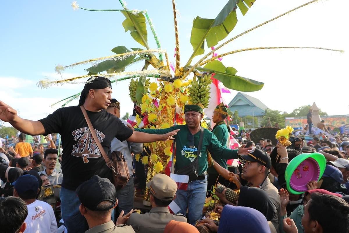 DIBAGIKAN: Berbagai jenis buah dan sayuran yang dibagikan saat acara Grebek Suro di halaman Kantor Bupati Ketapang, Sabtu (13/7).