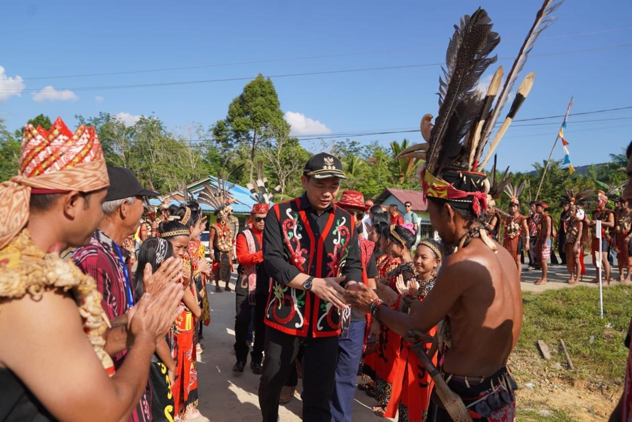 HADIR: Bupati Kapuas Hulu, Fransiskus Diaan saat menghadiri gawai Dayak Ketemenggungan Suku Dayak Seberuang Ensilat ke 4 Tahun 2024.
