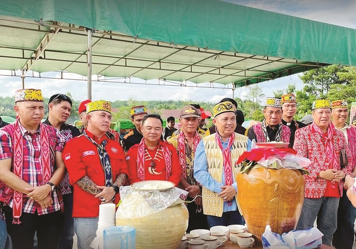 BUKA PGD : Wakil Bupati Sintang, Melkianus membuka kegiatan Pekan Gawai Dayak Kecamatan Binjai Hulu ke-2 tahun 2024, di Lapangan Kantor Camat Binjai Hulu, beberapa waktu lalu.